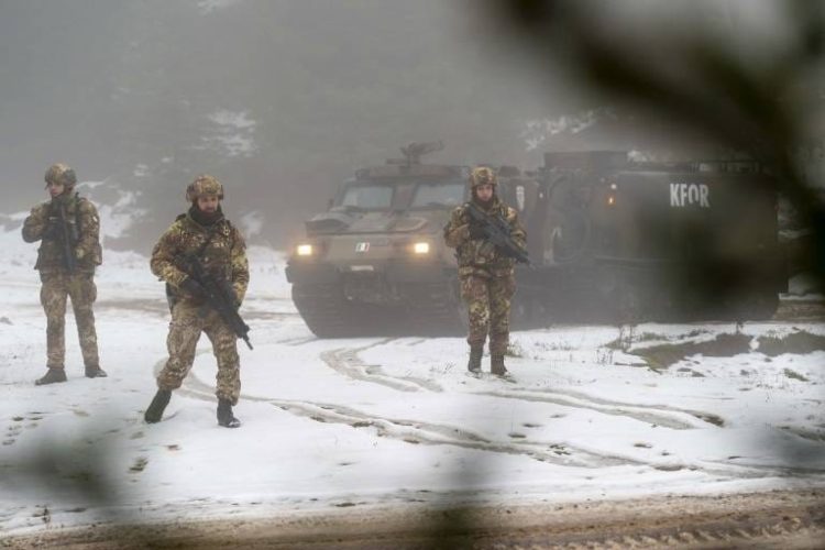 Ushtarët e KFOR-it tregojnë ‘forcën’ në Istog