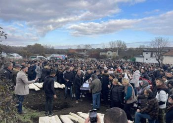 Iu dha lamtumira e fundit dy të rinjëve që u v*ranë në Klinë, shokët veshin bluza me fotografitë e tyre