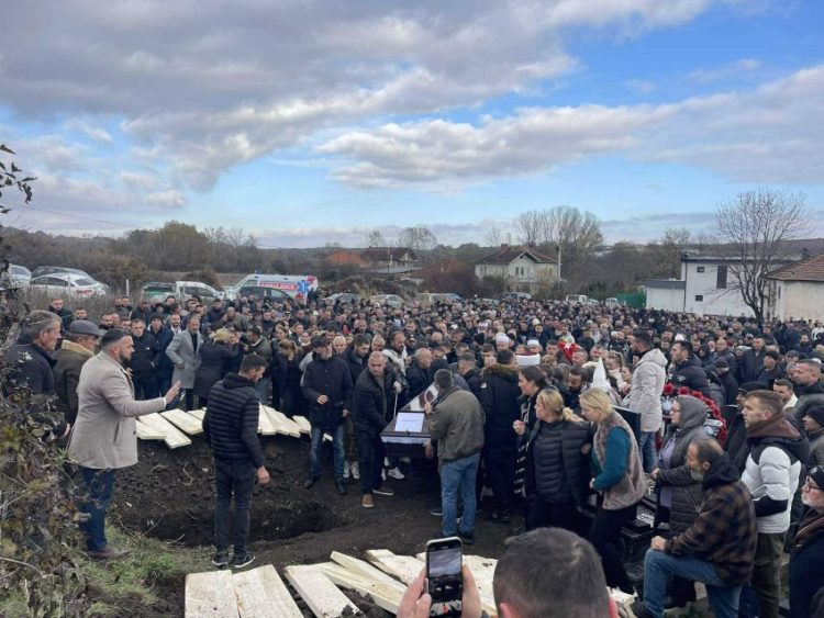 Iu dha lamtumira e fundit dy të rinjëve që u v*ranë në Klinë, shokët veshin bluza me fotografitë e tyre