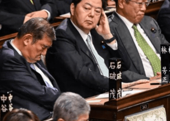 Momenti viral, kryeministrin e Japonisë e zë gjumi gjatë rizgjedhjes së tij (Video)