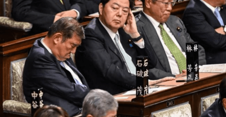 Momenti viral, kryeministrin e Japonisë e zë gjumi gjatë rizgjedhjes së tij (Video)