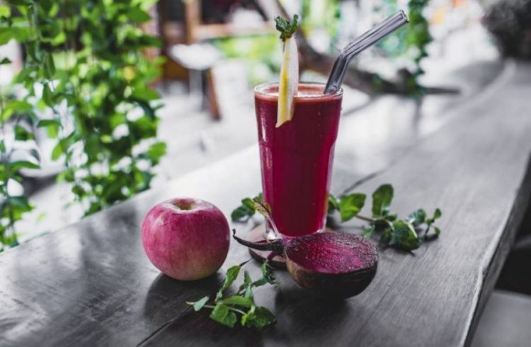 6 arsye për të pirë lëng panxhari, molle dhe karota çdo ditë