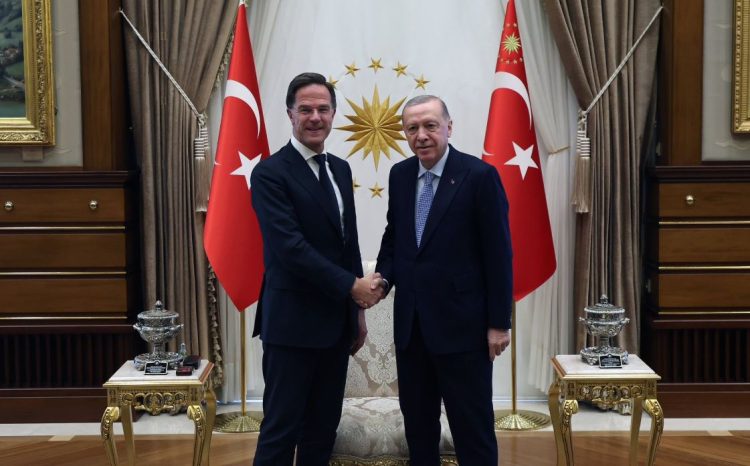 Presidenti Erdogan takon shefin e NATO-s, diskutojnë për mënyrat e mundshme për t’i dhënë fund luftës Ukrainë-Rusi