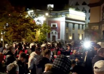 Protestuesit dhe deputetët e PD-së nisen drejt Bashkisë Tiranë
