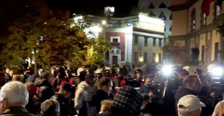 Protestuesit dhe deputetët e PD-së nisen drejt Bashkisë Tiranë