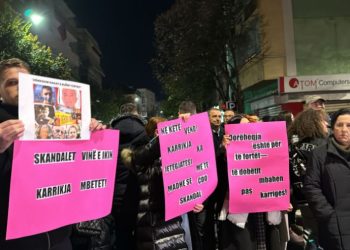 Vr*asja e nxënësit 14-vjeçar në Tiranë, protestohet para Ministrisë së Arsimit
