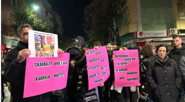 Vr*asja e nxënësit 14-vjeçar në Tiranë, protestohet para Ministrisë së Arsimit