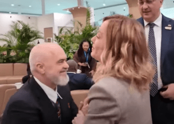 Rama i ulet në gjunjë kryeministres Giorgia Meloni në Samitin për Klimën në Baku (Video)