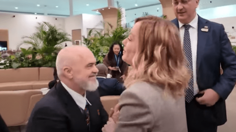 Rama i ulet në gjunjë kryeministres Giorgia Meloni në Samitin për Klimën në Baku (Video)