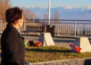 Donika Gërvalla nderon heronjtë Sabahate Tolaj dhe Isuf Haklaj – ka një paralajmërim të fuqishëm!