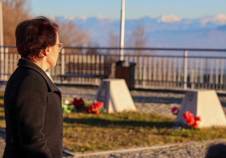 Donika Gërvalla nderon heronjtë Sabahate Tolaj dhe Isuf Haklaj – ka një paralajmërim të fuqishëm!