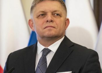 Fico thotë se do të dërgojë ushtarë sllovakë në Kosovë për të marrë “informacion objektiv”, zotohet se s’e njeh pavarësinë