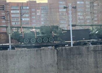 Jo vetëm ushtri, Koreja e Veriut po dërgon armët e saj më të mëdha në Rusi