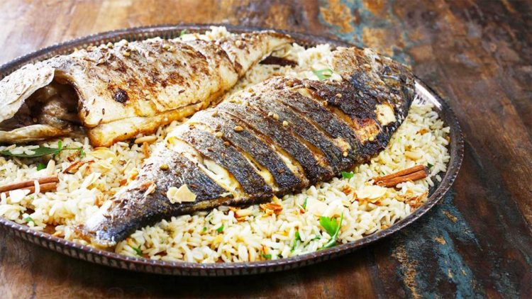 Peshk i pjekur me oriz dhe sallatë me brokoli e lulelakër