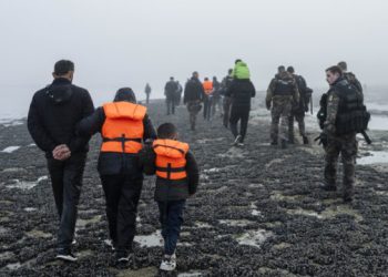 Britania nënshkruan marrëveshje me Kosovën për t’i luftuar bandat e trafikimit me njerëz