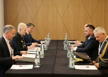 Maqedonci dhe Ndihmës Sekretarja e Mbrojtjes së SHBA-së flasin për situatën e sigurisë në Kosovë