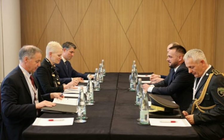 Maqedonci dhe Ndihmës Sekretarja e Mbrojtjes së SHBA-së flasin për situatën e sigurisë në Kosovë