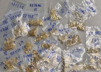 Oficerët e doganës gjejnë tek dy pasagjerë në aeroport bizhuteri të ndryshme dhe ora të shtrenjta