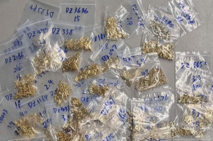 Oficerët e doganës gjejnë tek dy pasagjerë në aeroport bizhuteri të ndryshme dhe ora të shtrenjta