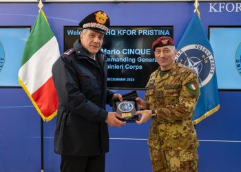 Komandanti i KFOR-it takon zëvendëskomandantin e karabinierëve italianë