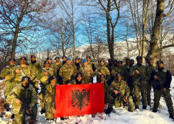 Ushtarë të FSK-së dhe FASh-it kryejnë stërvitje komplekse në kushte të vështira moti dhe terreni