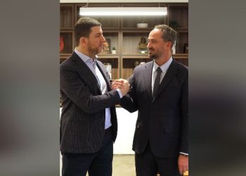 Djali i Shkurte Fejzës – Arbër Behluli në PDK, Memli Krasniqi: Do të formësojë të ardhmen e Kosovës nga brenda Kuvendit (VIDEO)