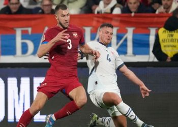 UEFA e dënon Serbinë për sjellje raciste të tifozëve serbë
