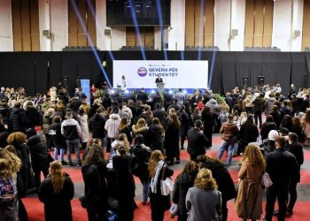 Kurti takon bursistët: Më gëzon vullneti juaj për të vijuar studimet