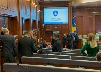 Deputetët VV-së nuk lejojnë deputetët e Listës Serbe të ulen në Kuvend