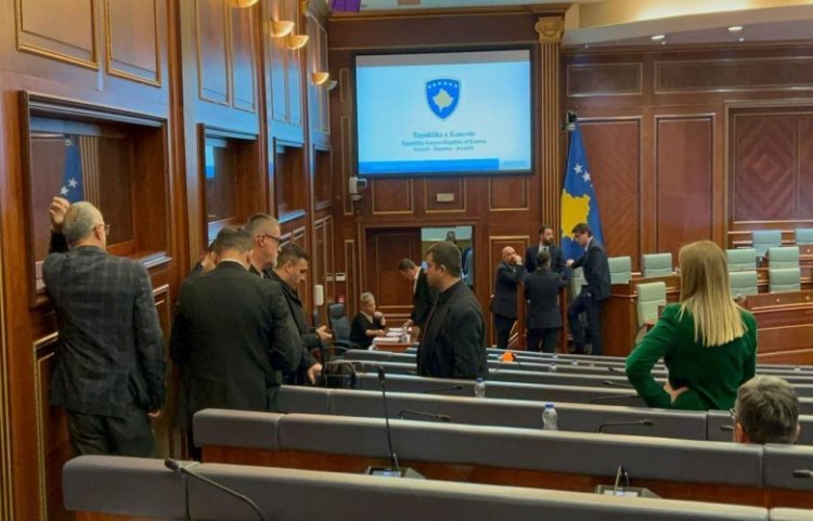 Deputetët VV-së nuk lejojnë deputetët e Listës Serbe të ulen në Kuvend