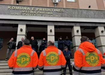 Punëtorët e “Pastrimit” protestojë sërish para komunës kundër angazhimit të privatëve për mbledhjen mbeturinave