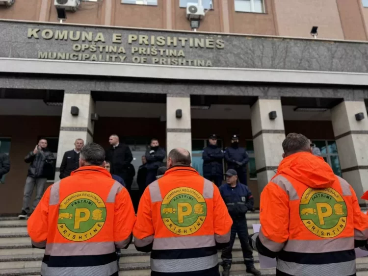 Punëtorët e “Pastrimit” protestojë sërish para komunës kundër angazhimit të privatëve për mbledhjen mbeturinave