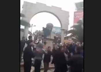 Qëndroi 29 vjet në pushtet, ja momenti kur rrëzohet statuja e babait të Bashar al-Assadit (Video)