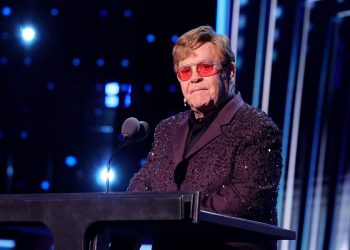 Elton John kundër legalizimit të kanabisit: “Një nga gabimet më të mëdha të të gjitha kohërave”