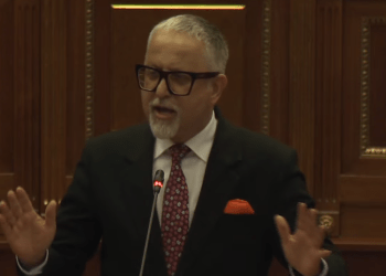 Ministri Vitia i reagon deputetit Haxhiu: Mos gënje, edhe nëse gënjen, gënje përtoke jo për qielli