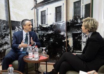 Zëvendësambasadori amerikan i dëgjon sfidat e shqiptarëve të Luginës