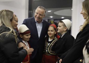 Hamza përuron objektin e rinovuar të Qendrës së Kulturës dhe Teatrit të Qytetit