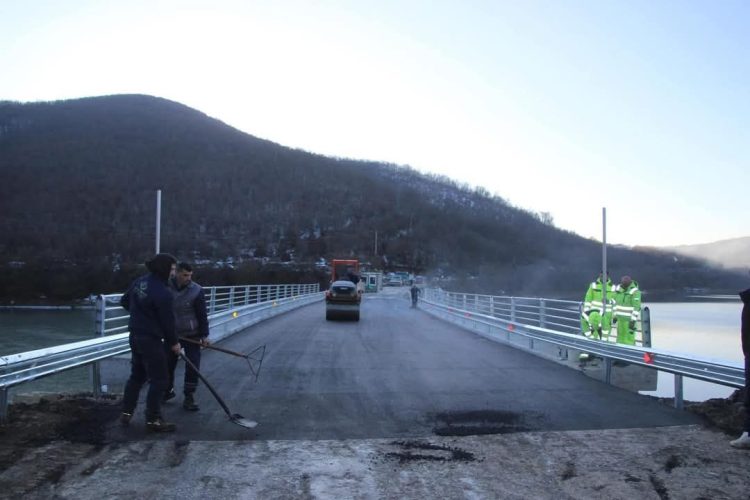 Pas dy vitesh bllokim dhe pritjeje, Durmishi: Po asfaltohet ura te Liqeni i Badocit