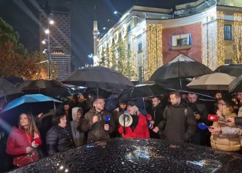 Nis protesta e opozitës në Shqipëri, qytetarët bllokojnë rrugët e Tiranës