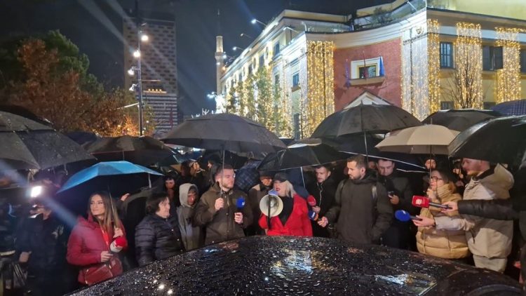 Nis protesta e opozitës në Shqipëri, qytetarët bllokojnë rrugët e Tiranës