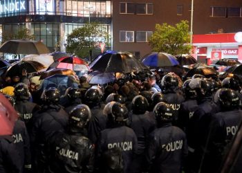 Nënkryetarit të Kuvendit të Shqipërisë i bie të fikët në protestën e opozitës