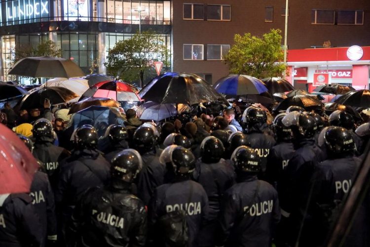 Nënkryetarit të Kuvendit të Shqipërisë i bie të fikët në protestën e opozitës