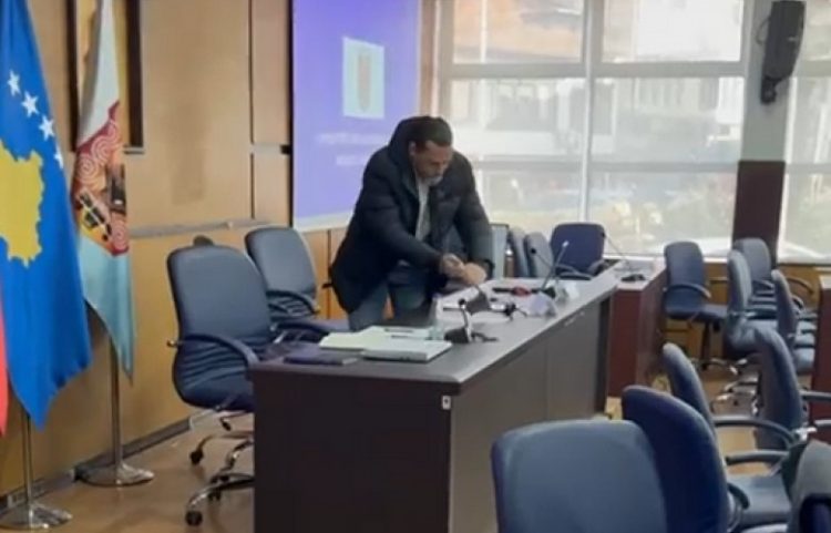 Komuna e Prishtinës dënon sjelljen e Sveçles, e quajnë goditje brutale