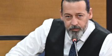 Gëzim Sveçla ndalohet për 48 orë pas dëmtimit të pajisjeve të Kuvendit Komunal të Prishtinës