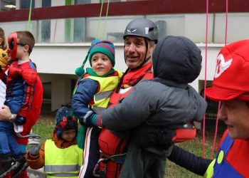 Kosovë, “superheronjtë” gëzojnë fëmijët e shtrirë në Spitalin e Pediatrisë