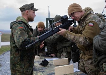 Ushtarët gjermanë, polakë dhe amerikanë kryejnë trajnim të gjuajtjes në Bondsteeel