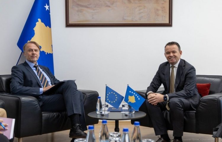 Ambasadori i BE-së Orav dhe ministri Peci flasin për bujqësinë