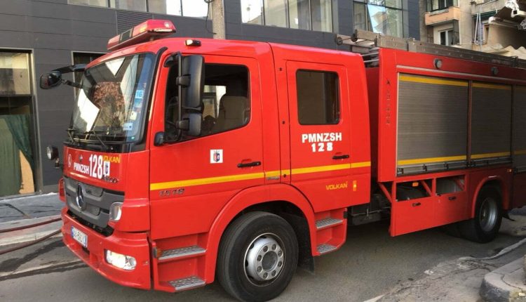 Skenderaj, shpërthen zjarri në një stallë që kishte ushqim bagëtish