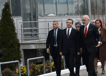 Kurti pret në takim Ramën pas mbledhjes së përbashkët parlamentare