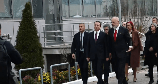 Kurti pret në takim Ramën pas mbledhjes së përbashkët parlamentare